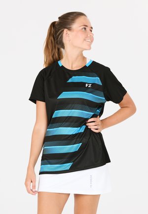 Sort sportskjorte med blå diagonale striber, korte ærmer og rund halsudskæring. Har et logo på brystet og er lavet af et let materiale.