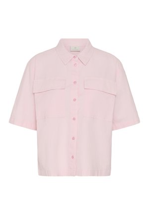 Cămașă scurtă cu mâneci scurte de culoare roz deschis, cu nasturi în față, două buzunare cu clapetă și guler ascuțit, afișată pe un fundal alb simplu.