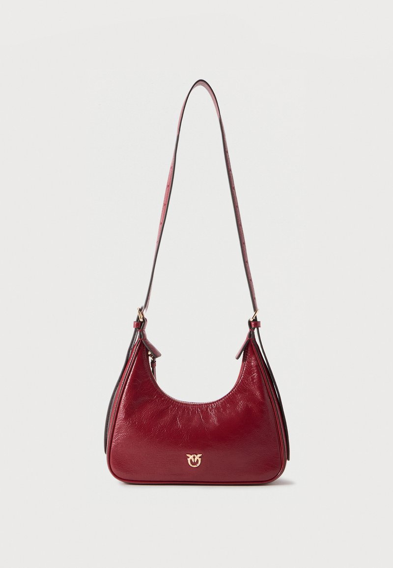 Μικρή τσάντα ώμου από σκούρο κόκκινο δέρμα με έναν ιμάντα και χρυσαφί λογότυπο στο κέντρο της μπροστινής όψης.