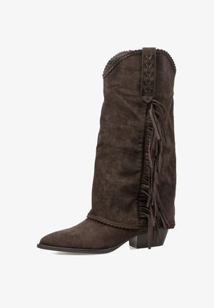 Bota de ante marrón hasta la mitad de la pantorrilla con punta afilada, parte superior con volutas, costuras decorativas y largo fleco en el costado. Tacón bajo y apilado.
