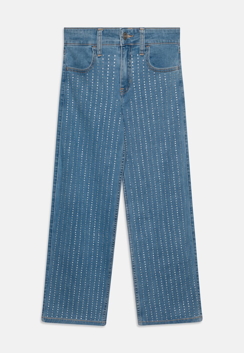 Denim vidbeinte jeans med en blå vask, med vertikale rader av metallnagler for ekstra tekstur og detaljer. Klassisk fem-lomme design.
