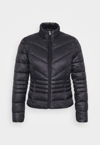 Zwarte pufferjack met hoge kraag, ritssluiting, chevron-quiltpatroon en een aansluitend ontwerp. Gemaakt van lichtgewicht, glanzend materiaal.