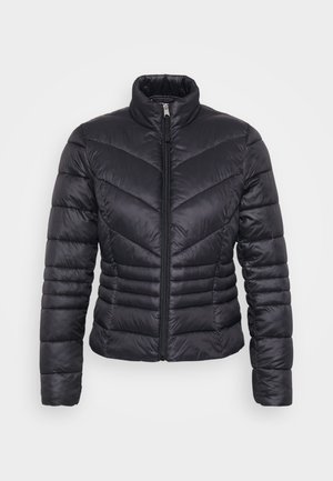 Juodas pūkinis švarkas su aukštu apykakle, užtrauktuku, zigzago rašto siuvinėjimu ir prigludusia forma. Pagamintas iš lengvos, blizgios medžiagos.