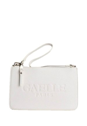 Borsetta rettangolare bianca da polso con logo "GAELLE PARIS" in rilievo e chiusura con cerniera con cinghia corta.