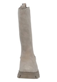 Bota alta de ante gris claro con una textura suave, puntera redondeada y una suela de goma gruesa. Cuenta con dos lengüetas en la parte superior para facilitar su uso.
