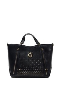 Czarna skórzana torba na ramię z złotymi akcentami, zamykanymi kieszeniami bocznymi i ćwiekowanymi detalami z przodu, z uchwytem u góry i zawieszką z logo.