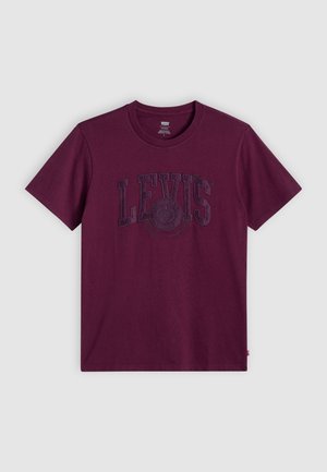 T-shirt bordeaux in cotone, con un grande logo LEVI'S in rilievo sul petto. Collo a giro classico e maniche corte.