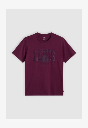 Burgundska majica iz bombaža, z velikim embosiranim logotipom LEVI'S čez prsa. Klasičen krojen ovratnik in kratke rokave.
