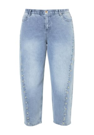 Vaqueros cortos de mezclilla azul claro con tachuelas doradas a lo largo de las costuras exteriores laterales, bolsillos delanteros y cierre de botón en la cintura.