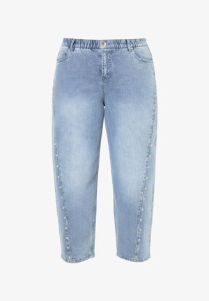 Vaqueros cortos de mezclilla azul claro con tachuelas doradas a lo largo de las costuras exteriores laterales, bolsillos delanteros y cierre de botón en la cintura.