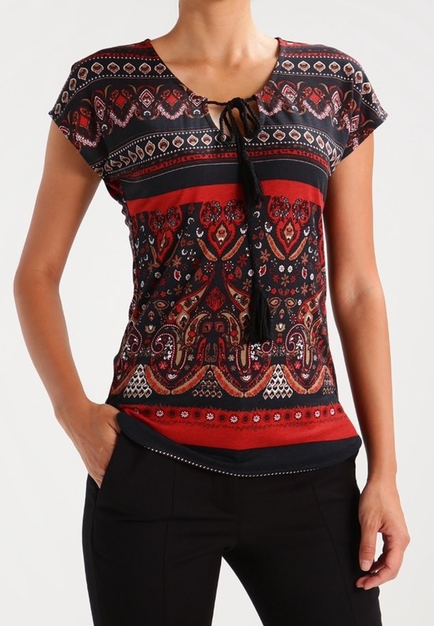 Haut en coton à manches courtes, motif cachemire rouge et marine, encolure ronde avec détail noué et bordure noire en bas.