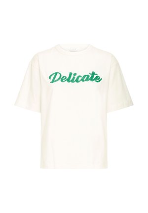 Bela bombažna majica s kratkimi rokavi z zelenim vezenim napisom "Delicate" čez prsni del. Reden kroj in mehka tekstura.