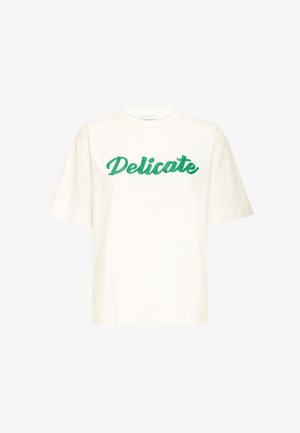 Bela bombažna majica s kratkimi rokavi z zelenim vezenim napisom "Delicate" čez prsni del. Reden kroj in mehka tekstura.
