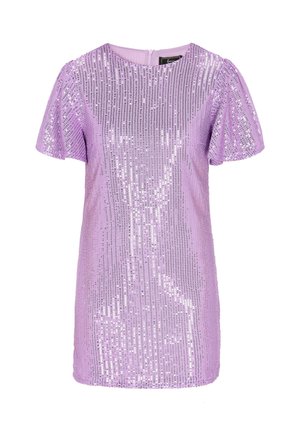 Rochie scurtă, strălucitoare, de culoare liliac, cu mâneci scurte, acoperită cu paiete, având un decolteu rotund și umeri puțin puff. Închidere cu fermoar la spate.