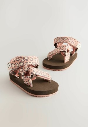 Sandali con stampa leopardata rosa, dotati di due ampie cinghie in velcro e di una soletta in tessuto marrone. Presentano una suola piatta con un'accents di rosa chiaro.