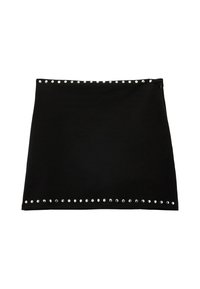 Sort mini nederdel med sølvnitter langs toppen og bunden, med en sidelukning med lynlås.