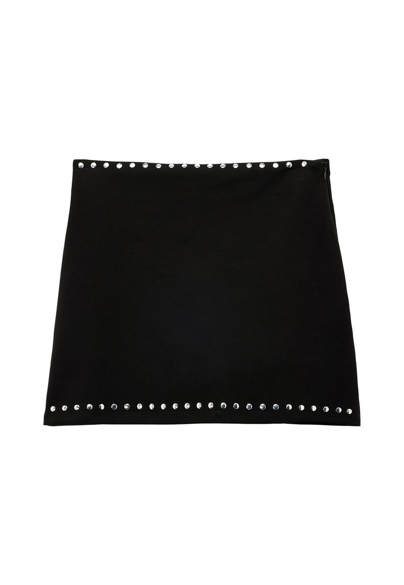 Sort mini nederdel med sølvnitter langs toppen og bunden, med en sidelukning med lynlås.