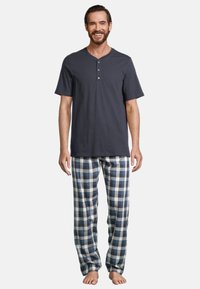 Set di pigiami da uomo composto da una maglietta henley a maniche corte grigio scuro e pantaloni in flanella a quadri blu, bianchi e grigi con vita elasticizzata.