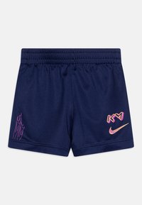 Tumed sinised spordilühikesed püksid, valmistatud hingavast kangast. Esiküljel on roosa tulekuju ja logod "KY" ja Nike. Painduva vöökoht.