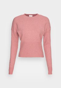 Pull tricoté rose clair avec manches longues, ourlet et poignets côtelés, encolure ronde et coupe décontractée.