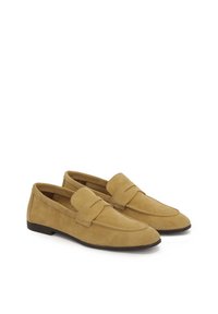 Suède loafers in een lichtbeige kleur met een ronde neus en een decoratieve frontband. Platte zool en een gestructureerd oppervlak.