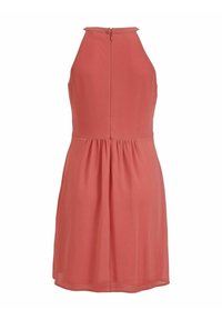 Robe corail sans manches avec un col haut halter, une taille froncée et une fermeture éclair au dos. Tissu fluide longueur genou.