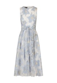 Helles blaues Blumenkleid aus transparenter Stoff mit ärmellosem Design, aufwändiger Blumenstickerei und passendem Taillengürtel.