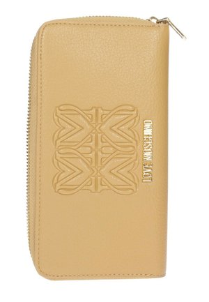 Portafoglio in pelle tan con design impresso e dettagli metallici del logo. Presenta una chiusura con zip e una superficie testurizzata. Forma rettangolare.