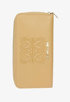 Portafoglio in pelle tan con design impresso e dettagli metallici del logo. Presenta una chiusura con zip e una superficie testurizzata. Forma rettangolare.