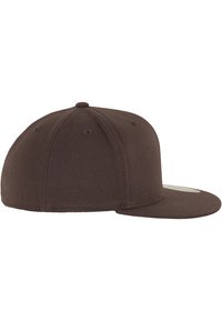 Donkerbruine baseballpet met een flatte rand, gemaakt van gestructureerde stof. Kenmerkt zich door zes-panelenconstructie en gestikte luchtgaatjes voor ventilatie.