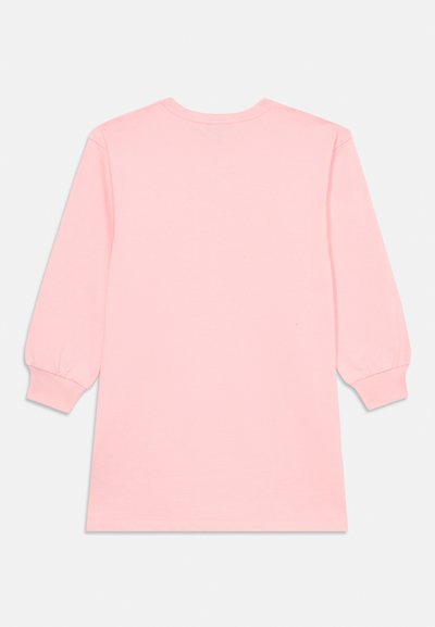 Indumento a maniche lunghe in morbido tessuto rosa chiaro, con scollatura rotonda e polsini elasticizzati. Design semplice e senza ornamentazioni.