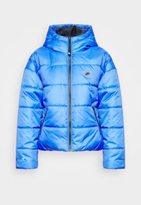 Niebieska kurtka puchowa z kapturem, bocznymi kieszeniami i srebrnym zamkiem błyskawicznym. Wykonana z błyszczącego materiału, z poziomymi przeszyciami i naszywką z logo.