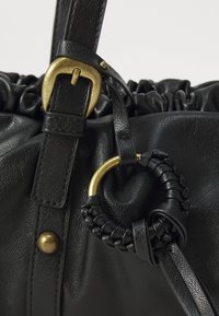 Schwarze Lederhandtasche mit strukturiertem Finish, ausgestattet mit einer goldfarbenen Metallschließe, geflochtenen Akzenten und einem gerafften oberen Design.