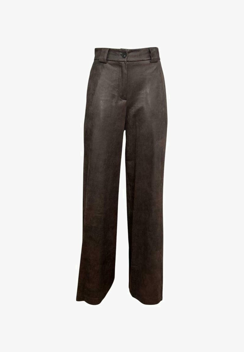 Wijdgeknoopte broek van donkerbruin materiaal, met een gladde textuur, sluiting met een knoop aan de voorkant en riemlussen in de taille.