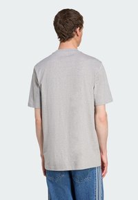 Grå kortærmet t-shirt med rund hals, lavet af blødt stof. Har en afslappet pasform og et simpelt design uden synlige logoer eller mønstre.