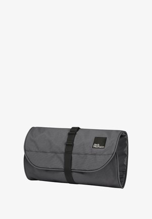 Sac de rangement roulé gris en tissu durable, avec un patch logo noir et une sangle noire pour une fermeture sécurisée.