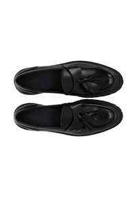 Schwarze Lederloafer mit abgerundetem Zeh, Quastendetail auf dem Obermaterial und strukturiertem Absatz, mit glatten und glänzenden Oberflächen.