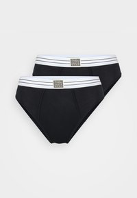 Sorte bomullsunderbukser med en hvitstripet elastisk midje, med et logo-patch og en klassisk kutt. To par vist.