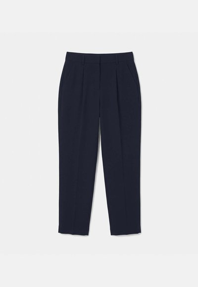 Pantalon ajusté bleu marine avec passants pour ceinture, poches latérales et plis devant, présenté à plat sur un fond clair.