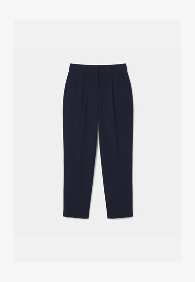 Pantalon ajusté bleu marine avec passants pour ceinture, poches latérales et plis devant, présenté à plat sur un fond clair.