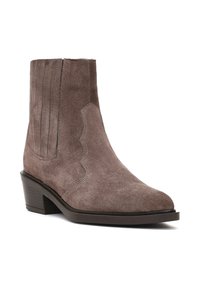 Stivaletto alla caviglia in camoscio color taupe con punta affilata, bordi smerlati e dettagli a coste verticali. Presenta un tacco basso a blocco.