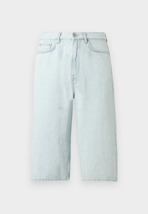 Lichtblauwe denim shorts met een rechte pijp, een taille die tot halverwege de heupen reikt, steekzakken aan de voorkant en een enkele achterzak, afgewerkt met subtiele stiksels.