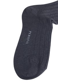 Calzini blu navy realizzati in materiale morbido con un design a coste. Presentano il nome del marchio "PEROFIL" stampato in bianco.