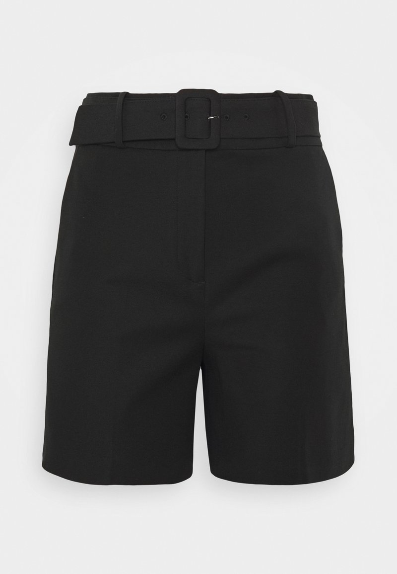 Short noir taille haute sur mesure avec passants pour ceinture et ceinture en tissu assorti avec une boucle rectangulaire, sur fond uni.