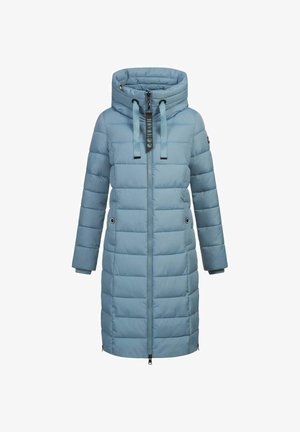 Jasnoniebieska kurtka puchowa z wysokim kołnierzem, zamek z przodu i dwie boczne kieszenie. Posiada poziome przeszycia i kontrastowe sznurki na kapturze.