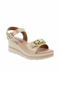 Sandali con zeppa beige con finitura metallizzata, caratterizzati da una striscia con una fibbia in tono oro e decorazioni sul davanti.