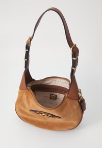 Bruine suède schoudertas met tan leren accenten, ritssluiting en goudkleurige hardware. Interieur met een ritsvak.