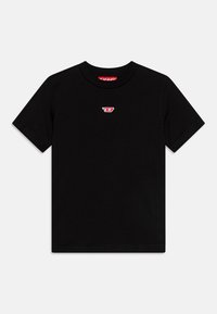 Svart kortärmad t-shirt med rund halsringning, med en liten röd och vit logotyp centrerad på bröstet.