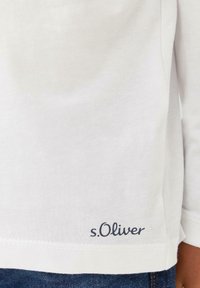 Witte katoenen langarmshirt met een afgeronde zoom en een marineblauw geborduurd s.Oliver-logo aan de linkeronderzijde.