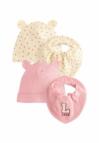 Ensemble d'accessoires pour bébé : deux bonnets en rose et crème, texture côtelée ; bavoir crème avec motif floral ; bavoir rose avec broderie "L LOVE".